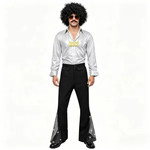 Camicia disco con paillettes argentate e pantaloni a zampa con parrucca afro e accessori.