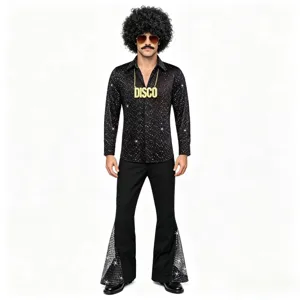 Dettagli in primo piano del costume disco anni 70 con camicia scintillante e pantaloni a zampa.