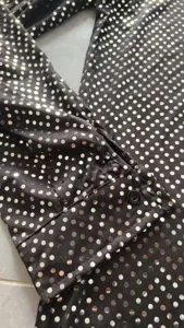 Dettaglio manica camicia da spettacolo disco da uomo con pois argentati riflettenti retro.