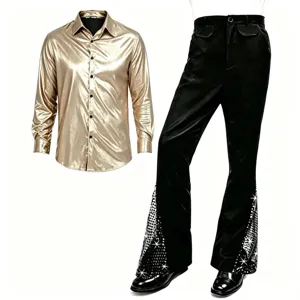 Détail de costume disco avec chemise dorée métallique et pantalon évasé à sequins.