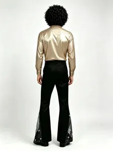 Tenue rétro disco homme, chemise dorée brillante à manches longues et pantalon patte d'éléphant.