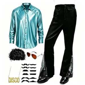 Ensemble costume disco homme avec chemise bleu métallisé, pantalon patte d'eph et accessoires.