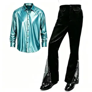 Vue détaillée de la tenue de scène disco rétro pour homme, avec chemise bleue métallisée et pantalon.