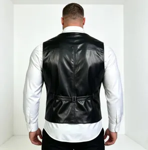 Dettaglio posteriore gilet in pelle nera da uomo, stile casual per look business moderno.