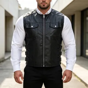 Elegante chaleco de piel sintética negra para hombre con cremallera y hebillas laterales.