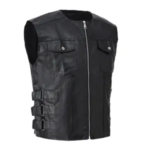 Vista di dettaglio del gilet da moto in ecopelle nera con zip frontale e fibbie laterali.