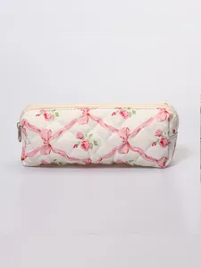 Borsa cosmetica trapuntata con fiori e nastri, astuccio per trucco portatile da donna.