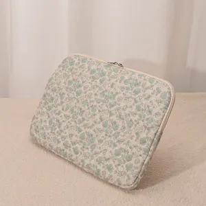 Detailansicht der gesteppten Laptoptasche mit Blumenmuster, 14 Zoll süßes Tablet-Etui.