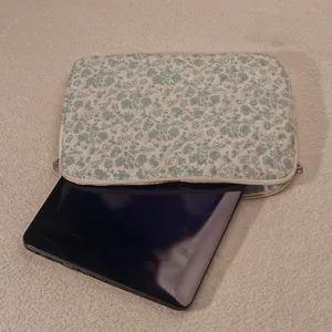 Gesteppte Blumen-Laptoptasche Detailansicht mit weichem gepolstertem Schutz fuer 14 Zoll Geraete