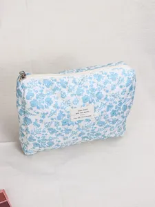 Borsa per trucco trapuntata con fiori blu, custodia cosmetica portatile carina con etichetta e zip.