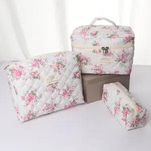 Set borsa trucco trapuntata floreale, organizer cosmetico con stampa di rose e astuccio da viaggio.