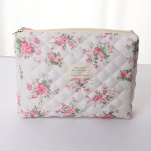Borsa per cosmetici trapuntata portatile con stampa floreale rosa per viaggi e uso quotidiano.
