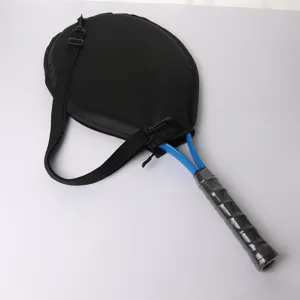 Detailansicht der schwarzen Tennisschläger-Kopftasche mit Schultergurt und blauem Griff.