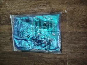 Costume disco métallique brillante pour homme chemise et pantalon de scène rétro.