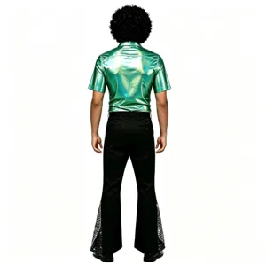 Ensemble disco homme chemise verte métallisée et pantalon patte d'eph pour spectacle.