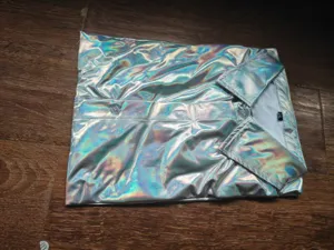 Chemise à manches courtes holographique argentée pour homme détail plié sur bois