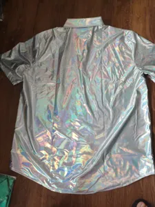 Chemise holographique homme a manches courtes haut disco metallique pour spectacle scene.