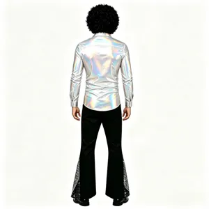 Costume disco rétro pour homme avec chemise holographique argentée et pantalon noir.