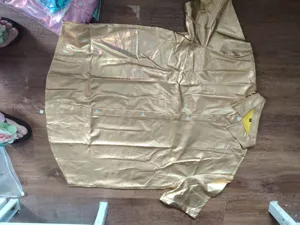 Vue detaillee de la chemise metallique doree a manches courtes pour spectacle disco.