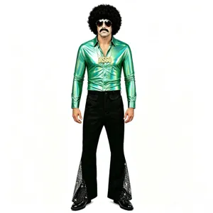 Ensemble de costume disco rétro homme des années 70 avec chemise verte et pantalon patte.