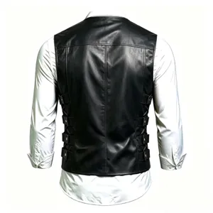 Detalle de la espalda del chaleco de cuerina negra con hebillas laterales y camisa blanca.