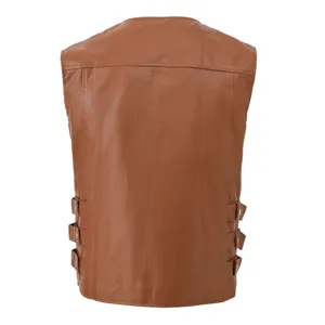 Dettaglio della vista posteriore del gilet in ecopelle marrone da uomo con fibbie.