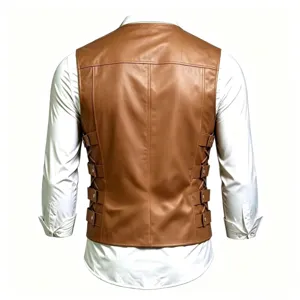 Chaleco de cuero sintético para hombre detalle trasero, prenda marrón elegante moda.