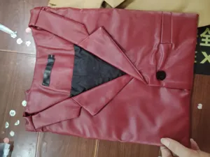 Vista ravvicinata dettagliata del gilet da abito da uomo in ecopelle rossa con risvolto.