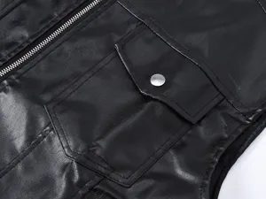 Vista detallada de chaleco de piel sintética para hombre con cremallera y bolsillo con botón.