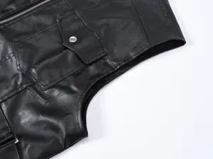 Detalle de primer plano de chaleco de cuero sintético negro para hombre con bolsillo.