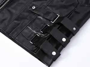Detalle de chaleco de cuero sintético para hombre con diseño de hebilla de metal para moda otoño.