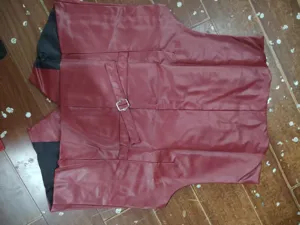 Gilet casual da uomo in ecopelle con cinturino regolabile posteriore molto elegante