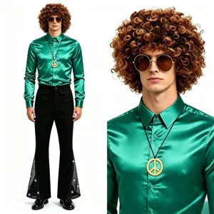 Vista de detalle cercana de la camisa retro disco de satén verde brillante y accesorios.