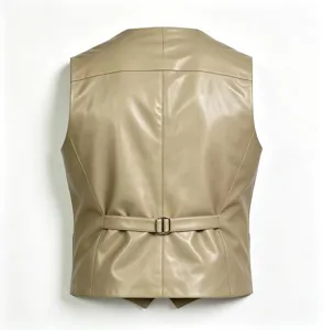 Chaleco de cuero sintético para hombre vista trasera, chaleco kaki casual con hebilla ajustable.