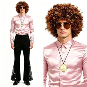 Conjunto de disfraz de disco retro para hombre con camisa de satén rosa y pantalón acampanado negro.