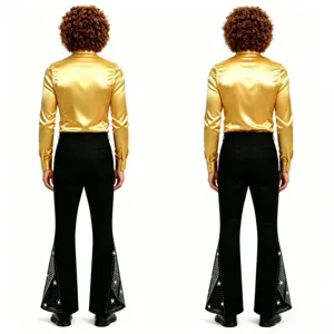 Conjunto de disfraz de discoteca retro con camisa de satén dorada y pantalones acampanados negros.