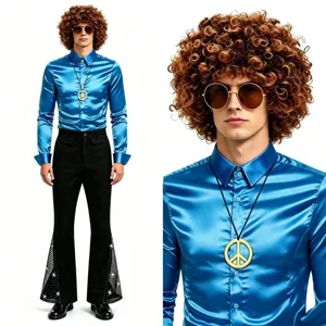 Conjunto de disfraz de disco retro para hombre con camisa de satén azul y pantalones acampanados.