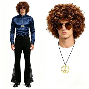 Detalle de disfraz disco retro de los 70 con pantalones acampanados y peluca afro.
