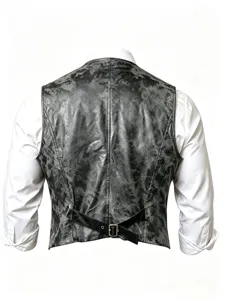 Dettaglio della schiena del gilet nero vintage invecchiato da uomo con cinturino regolabile.
