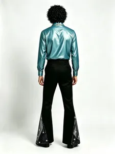 Vue de dos detaillee du costume disco retro avec chemise bleue metallisee et pantalon.
