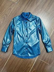 Détail chemise manches longues bleu métallisé, haut style disco pour spectacle sur scène.