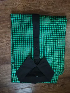 Chemise disco homme à carreaux vert et noir manches longues, détail de tenue de scène.