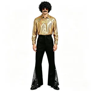 Détail de costume disco, chemise dorée brillante avec collier DISCO et pantalon patte d'eph.