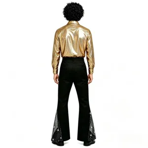 Détail du costume de disco pour hommes montrant le dos de la chemise dorée et du pantalon.