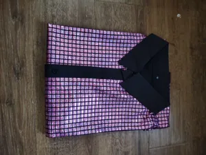 Chemise rétro disco pour homme à manches longues avec motif de paillettes et col noir classique.