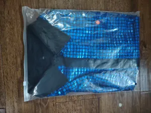 Chemise à manches longues disco bleue métallisée homme costume scène rétro emballé.
