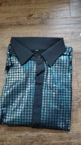 Vue détaillée de la chemise disco à manches longues pour homme avec motif grille et col noir.
