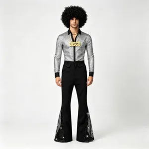 Détail de costume disco homme années 70 avec chemise argentée à paillettes et collier DISCO.