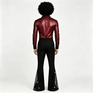 Ensemble costume disco homme avec chemise manches longues pailletées rouges et pantalon patte d'eph.
