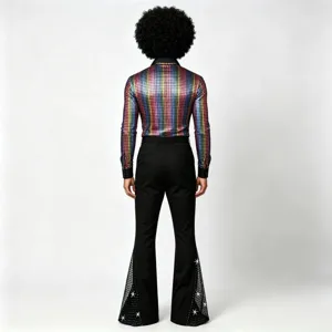 Vue arrière détaillée de la chemise rétro disco à sequins avec son pantalon évasé.